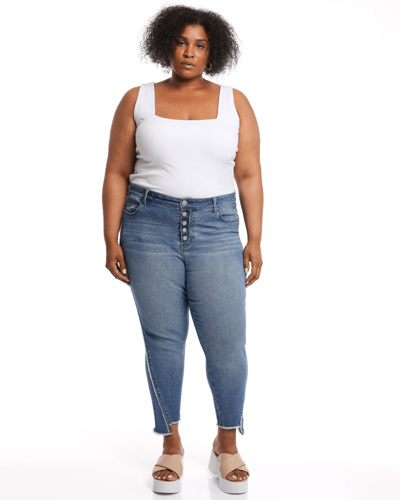 Front of a model wearing a size 14W Tess High Rise Skinny Jeans in Elliot by 1822 Denim. | dia_product_style_image_id:202943